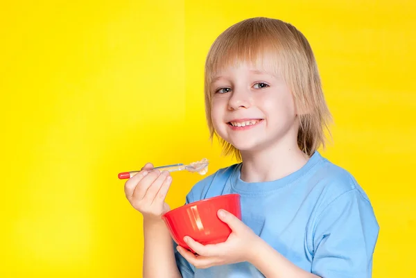 Criança comendo flocos de milho — Fotografia de Stock