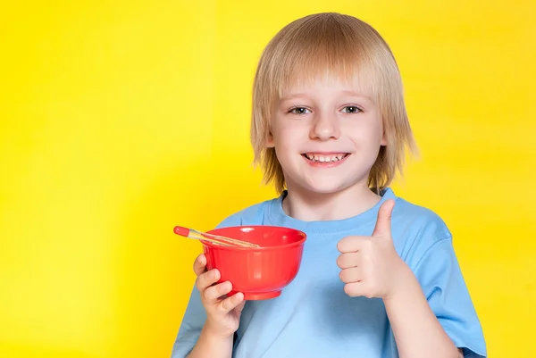 Kind isst Cornflakes — Stockfoto