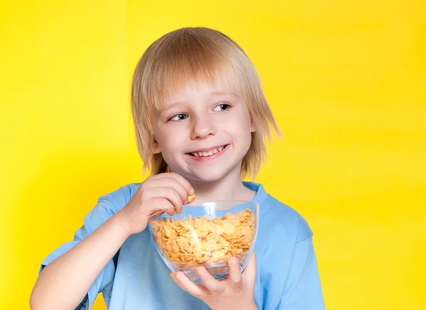 Kid äta corn flakes — Stockfoto