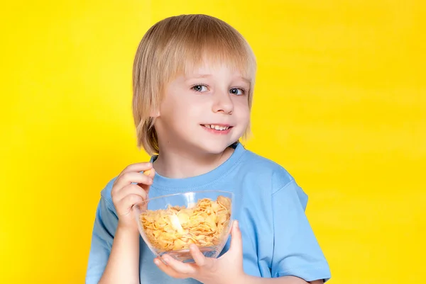 Kid äta corn flakes — Stockfoto