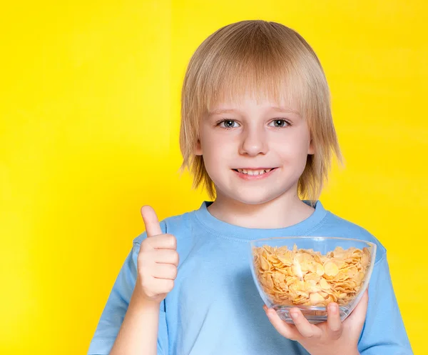 孩子吃玉米片 — 图库照片