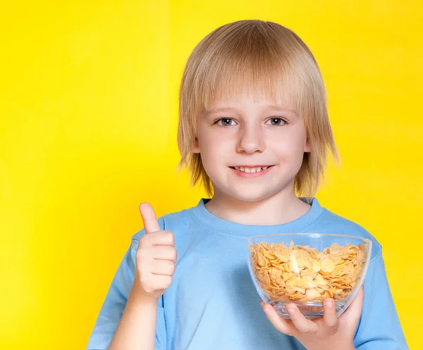 Criança comendo flocos de milho — Fotografia de Stock