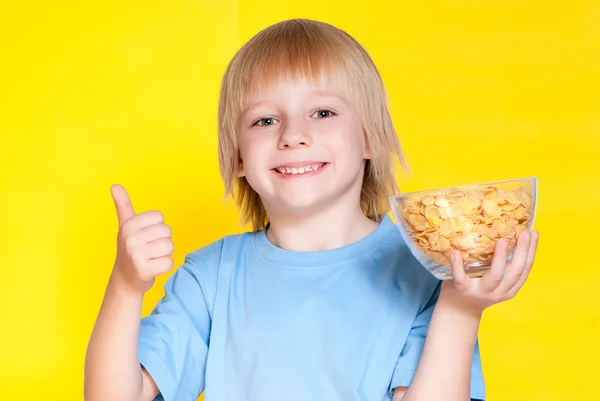 Niño rubio comiendo copos de maíz — Foto de Stock