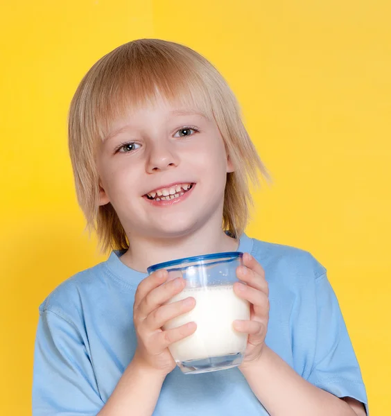 Niño bebiendo leche — Foto de Stock