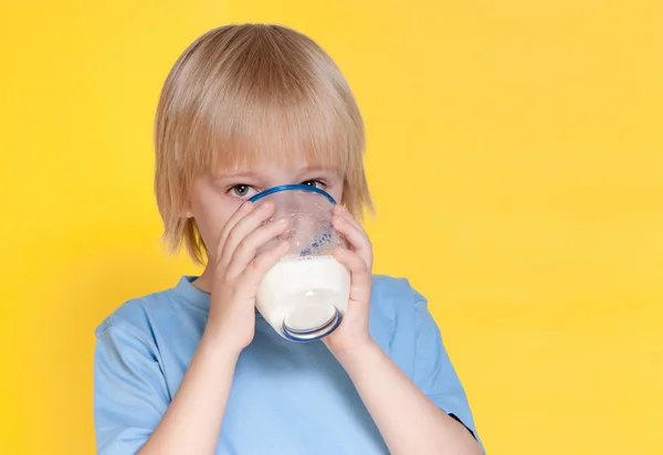 小さな男の子がミルクを飲んで — ストック写真