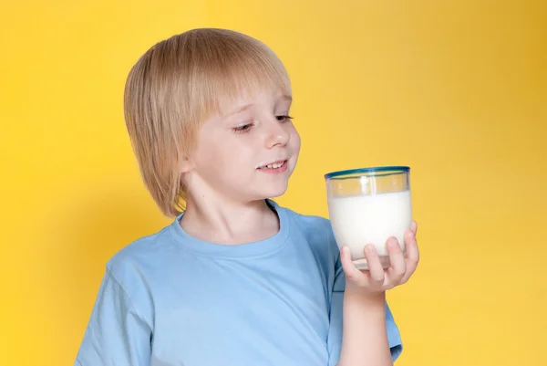 Niño bebiendo leche — Foto de Stock