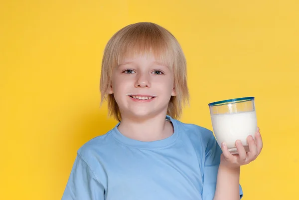 Little boy drinking milk — Stock Photo, Image