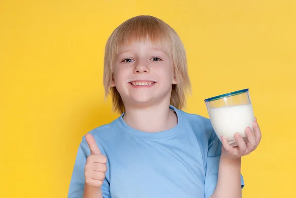 Mały chłopiec pijący mleko — Zdjęcie stockowe