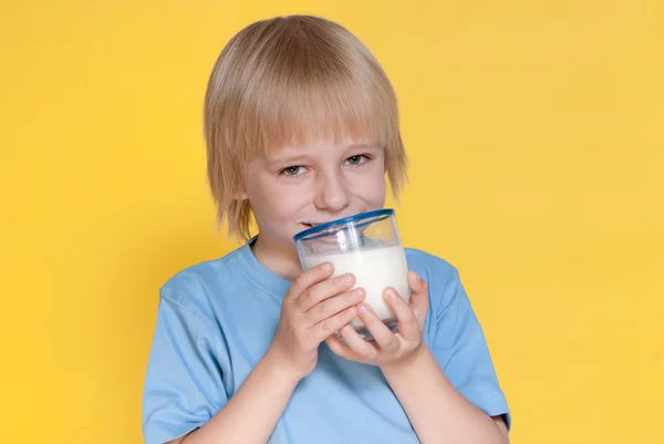 小男孩喝牛奶 — 图库照片