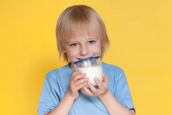 小さな男の子がミルクを飲んで — ストック写真