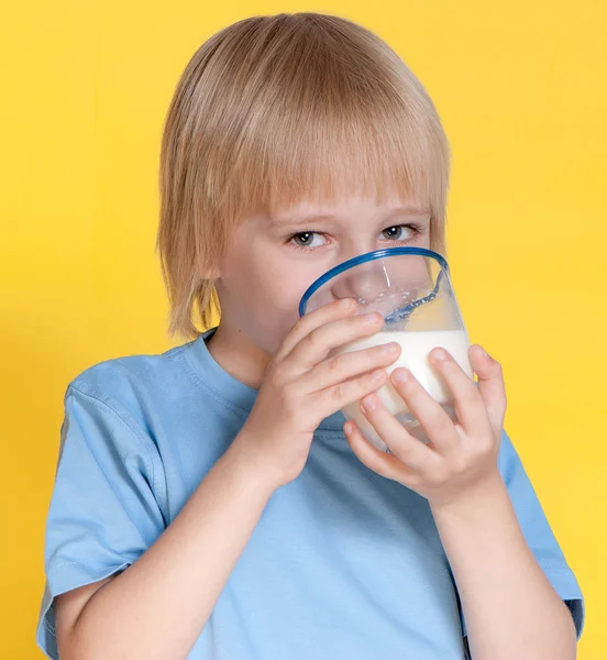 Mały chłopiec pijący mleko — Zdjęcie stockowe