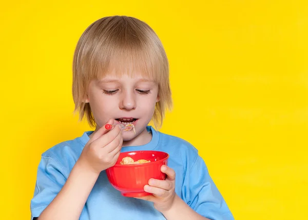 Chlapec jí Kukuřičné vločky — Stock fotografie