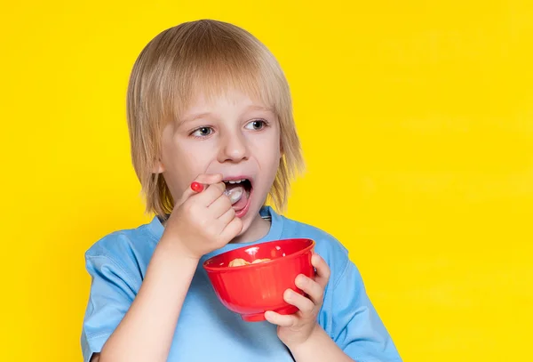 Pojken äter cornflakes — Stockfoto