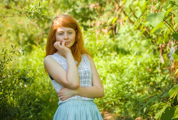 Landelijke roodharige meisje — Stockfoto