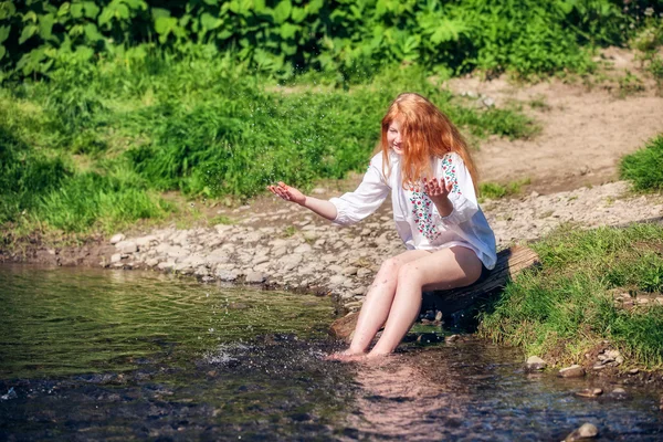 Landelijke roodharige meisje — Stockfoto