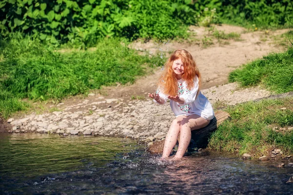 Landsbygdens rödhårig flicka — Stockfoto