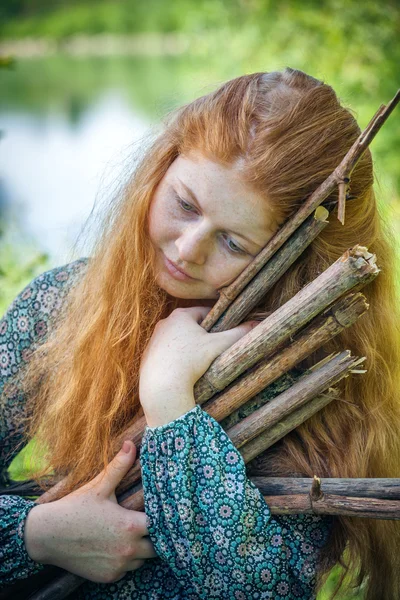 Landsbygdens rödhårig flicka — Stockfoto