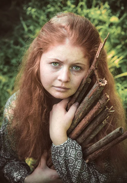 農村の赤髪の少女 — ストック写真
