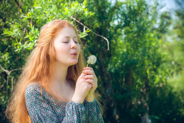 Karahindiba ile kırsal kız — Stok fotoğraf