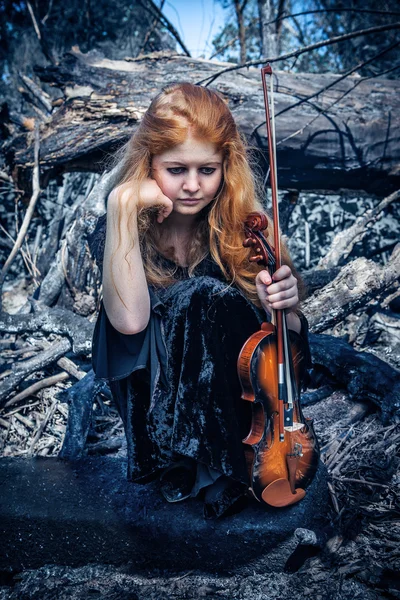 Girl with violin outdoor — Stock Photo, Image