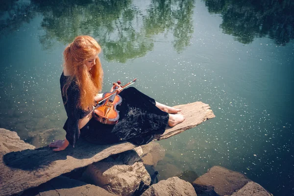 Menina rural com violino — Fotografia de Stock
