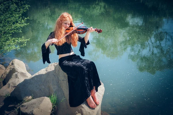 ヴァイオリンを持つ農村の少女 — ストック写真