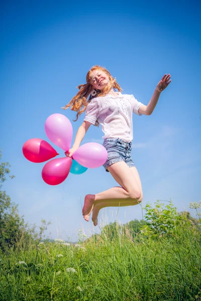 在公园里的女孩蒙山气球 — 图库照片