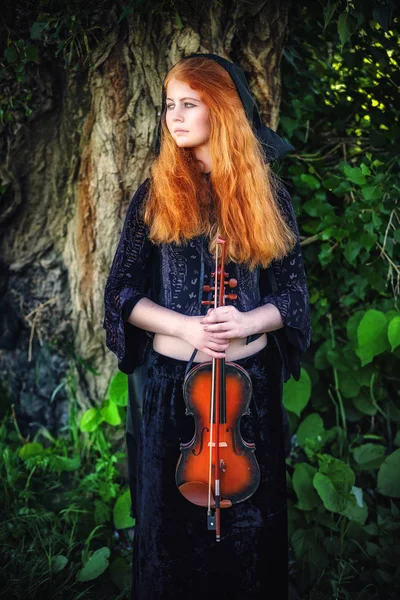 Ragazza con violino all'aperto — Foto Stock