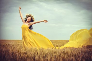 Buğday tarlasında kız 