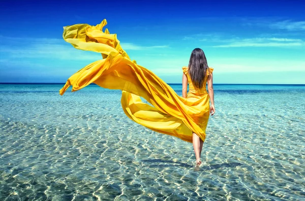 Meisje in gele jurk — Stockfoto