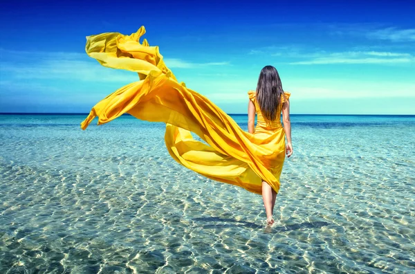 Girl in yellow dress — Stock Photo, Image