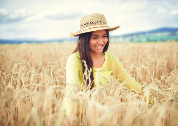 Portrait of rural girl in field — Stock Photo, Image