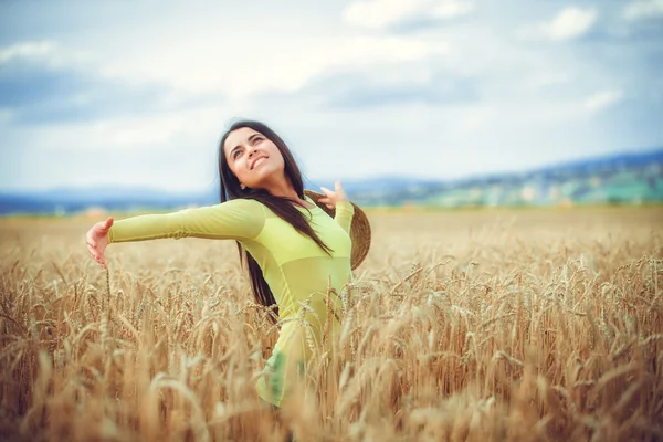 Portrait of rural girl in field — Stock Photo, Image