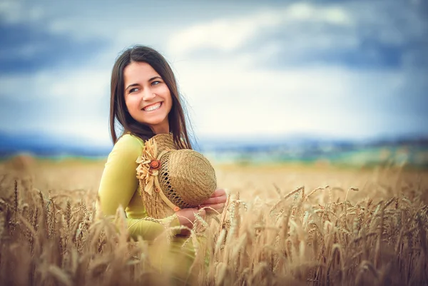 Portrait of rural girl in field — Stock Photo, Image