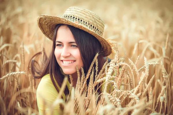 Portrét venkovské dívky v poli — Stock fotografie