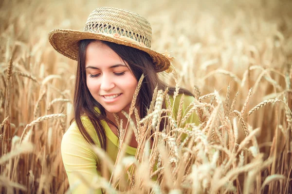 Portrét venkovské dívky v poli — Stock fotografie