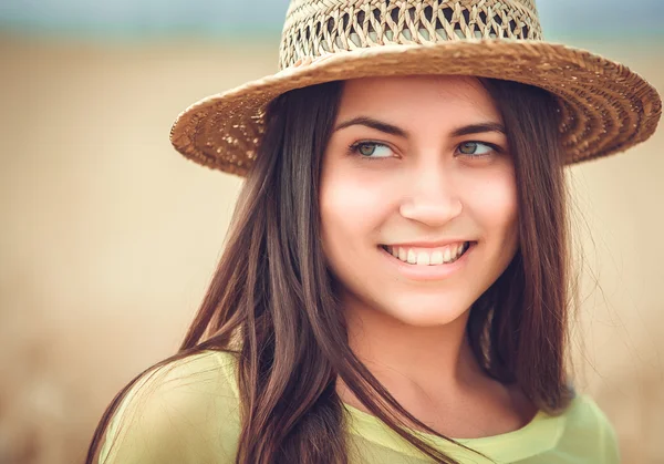 Ritratto di ragazza rurale in campo — Foto Stock