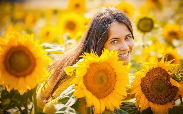 Ayçiçeği alanda kırsal kız — Stok fotoğraf