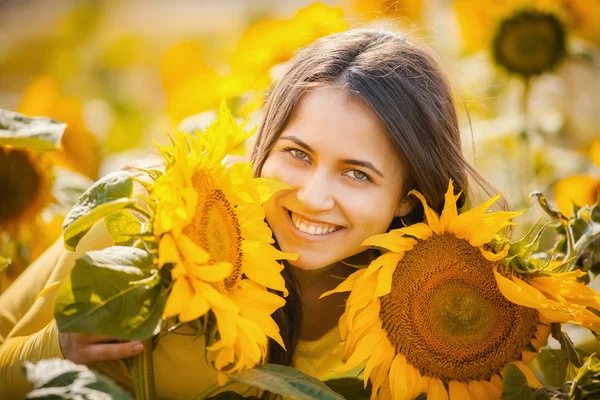 Landelijke meisje op zonnebloem veld — Stockfoto