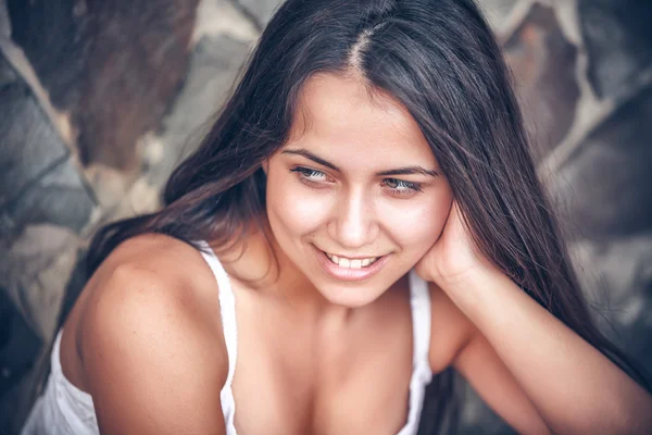 Mujer joven multicultural al aire libre — Foto de Stock