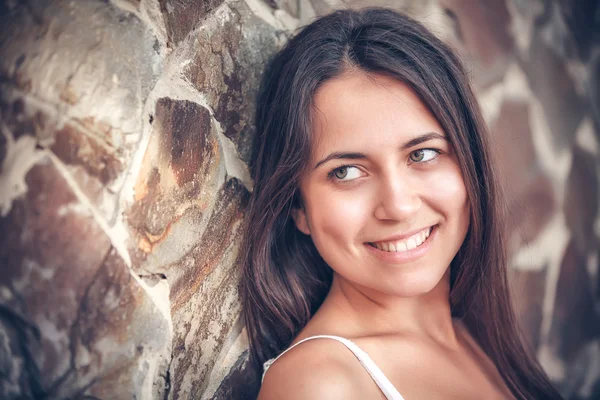 Jeune femme multiculturelle en plein air — Photo