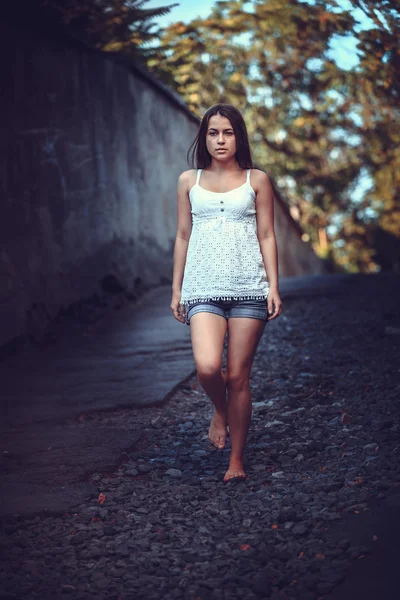 Jovem mulher na rua — Fotografia de Stock