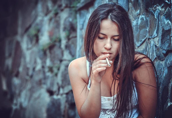 Jeune femme avec cigarette — Photo