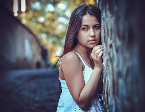Ung kvinna på gatan — Stockfoto