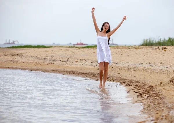 Szczęśliwa kobieta na plaży — Zdjęcie stockowe