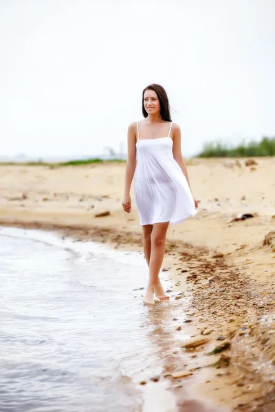 Gelukkige vrouw op strand — Stockfoto