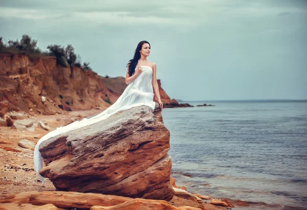 Mulher em tecido branco — Fotografia de Stock