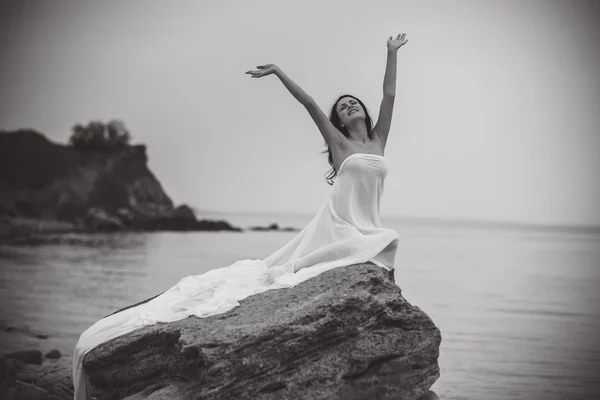 Mujer en tela blanca —  Fotos de Stock