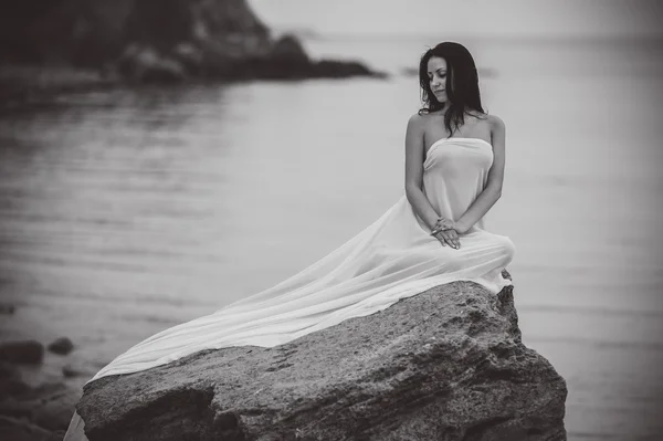 Mujer en tela blanca —  Fotos de Stock