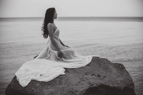 Mulher em tecido branco — Fotografia de Stock